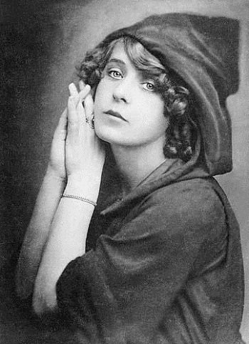 Simonyi Mária 1919-ben, a Belvárosi Színház színésznőjeként, még mielőtt Móricz Zsigmond megismerte volna.