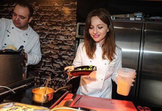 Séfnek állt Zséda