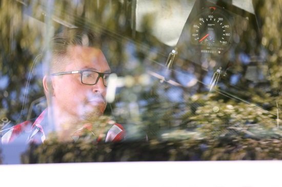 Időpont: 2015. 07. 15. Helyszín: Kiskunlacházi Repülőtér. „Sosem gondoltam volna, hogy ilyen élmény egy versenykamionban ülni. Az autóversenyzés egy kicsit komolyabb szakma, mint ahogy azt én elképzeltem. Norbi akkor is a gázra taposott, mikor én már két lábbal nyomtam volna a féket. Nem mondom, hogy nem féltem, jobban örültem volna, ha az 5,5 tonnás csoda inkább álló helyzetben marad, de így utólag elmondhatom, hogy fantasztikus élmény volt. Nagyon köszönöm neki ezt a nem mindennapi lehetőséget, ígérem, a koncerten cserébe felhívom a színpadra vokálozni. Én egyébként teljesen visszafogott sofőr vagyok, nagypapás tempóban haladok az utakon, utálok rohanni. Ha tehetem, benyomok egy hangjátékot, így igazából autózás közben is olvashatok” – mesél élményeiről és vezetési szokásairól Ákos.