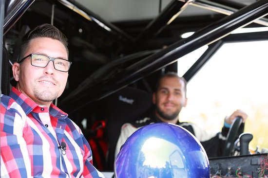 Időpont: 2015. 07. 15. Helyszín: Kiskunlacházi Repülőtér. „Sosem gondoltam volna, hogy ilyen élmény egy versenykamionban ülni. Az autóversenyzés egy kicsit komolyabb szakma, mint ahogy azt én elképzeltem. Norbi akkor is a gázra taposott, mikor én már két lábbal nyomtam volna a féket. Nem mondom, hogy nem féltem, jobban örültem volna, ha az 5,5 tonnás csoda inkább álló helyzetben marad, de így utólag elmondhatom, hogy fantasztikus élmény volt. Nagyon köszönöm neki ezt a nem mindennapi lehetőséget, ígérem, a koncerten cserébe felhívom a színpadra vokálozni. Én egyébként teljesen visszafogott sofőr vagyok, nagypapás tempóban haladok az utakon, utálok rohanni. Ha tehetem, benyomok egy hangjátékot, így igazából autózás közben is olvashatok” – mesél élményeiről és vezetési szokásairól Ákos.