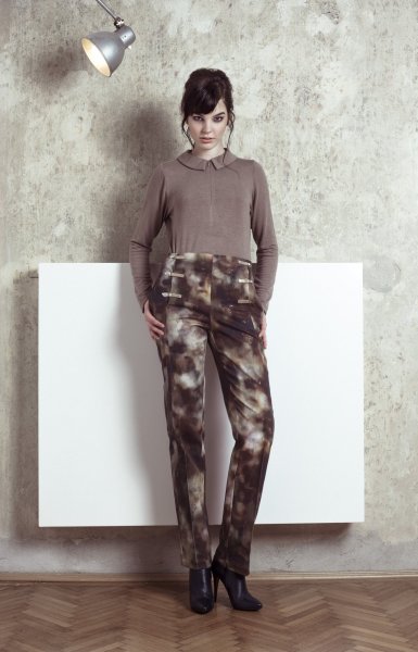 16ENIHORN_LOOKBOOK_SUSY top GIGI jeans front