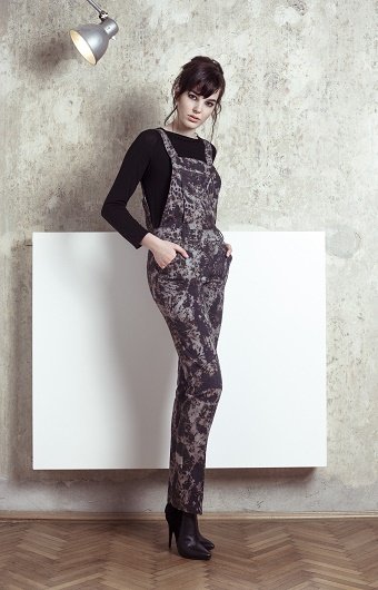 18ENIHORN_LOOKBOOK_JOAN top JO dungarees front