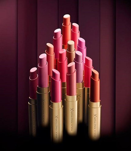 Max Factor kutatások bizonyítják, hogy a nők annál bátrabban viselnek színeket az ajkukon, minél érettebbé válnak. Sokaknak még mindig túl extrém azonban a rúzsok által nyújtott intenzitás és olyan terméket keresnek, melynek az erősségét ők befolyásolhatják kedvük szerint. A rétegről-rétegre intenzívebbé építhető Colour Intensifying ajakbalzsam pont ezt nyújtja azáltal, hogy széles színskálája segítségével átmenetet képvisel a balzsamok és rúzsok között.