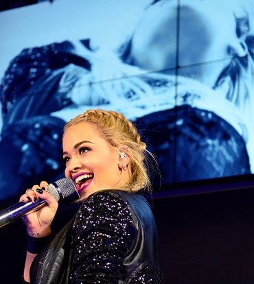 Rita Ora koncert a Tezenis üzlet előtt